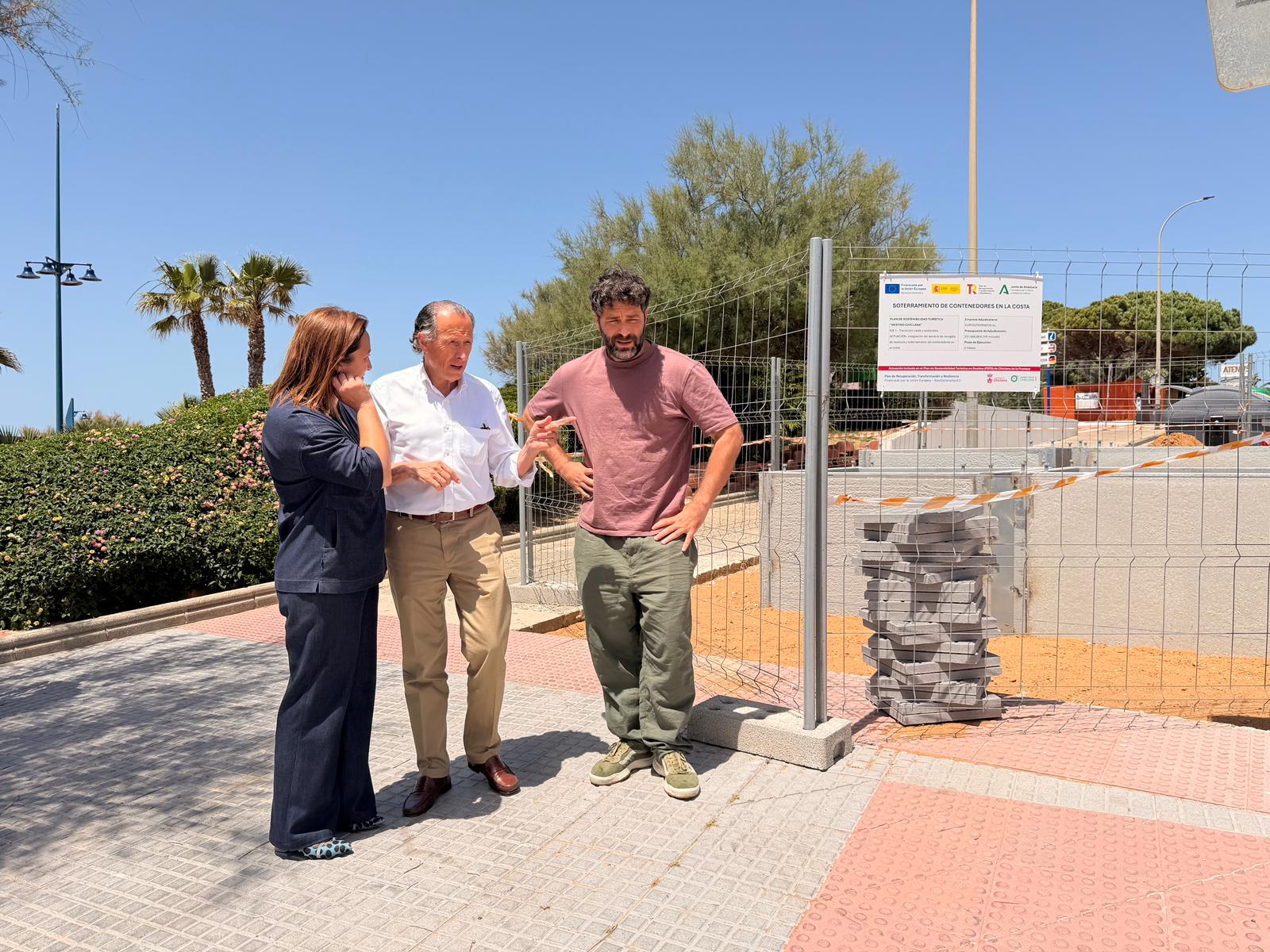 La playa de La Barrosa contará con contenedores soterrados en cuatro puntos entre la primera y la segunda pista La playa de La Barrosa contará con contenedores soterrados en cuatro puntos entre la primera y la segunda pista