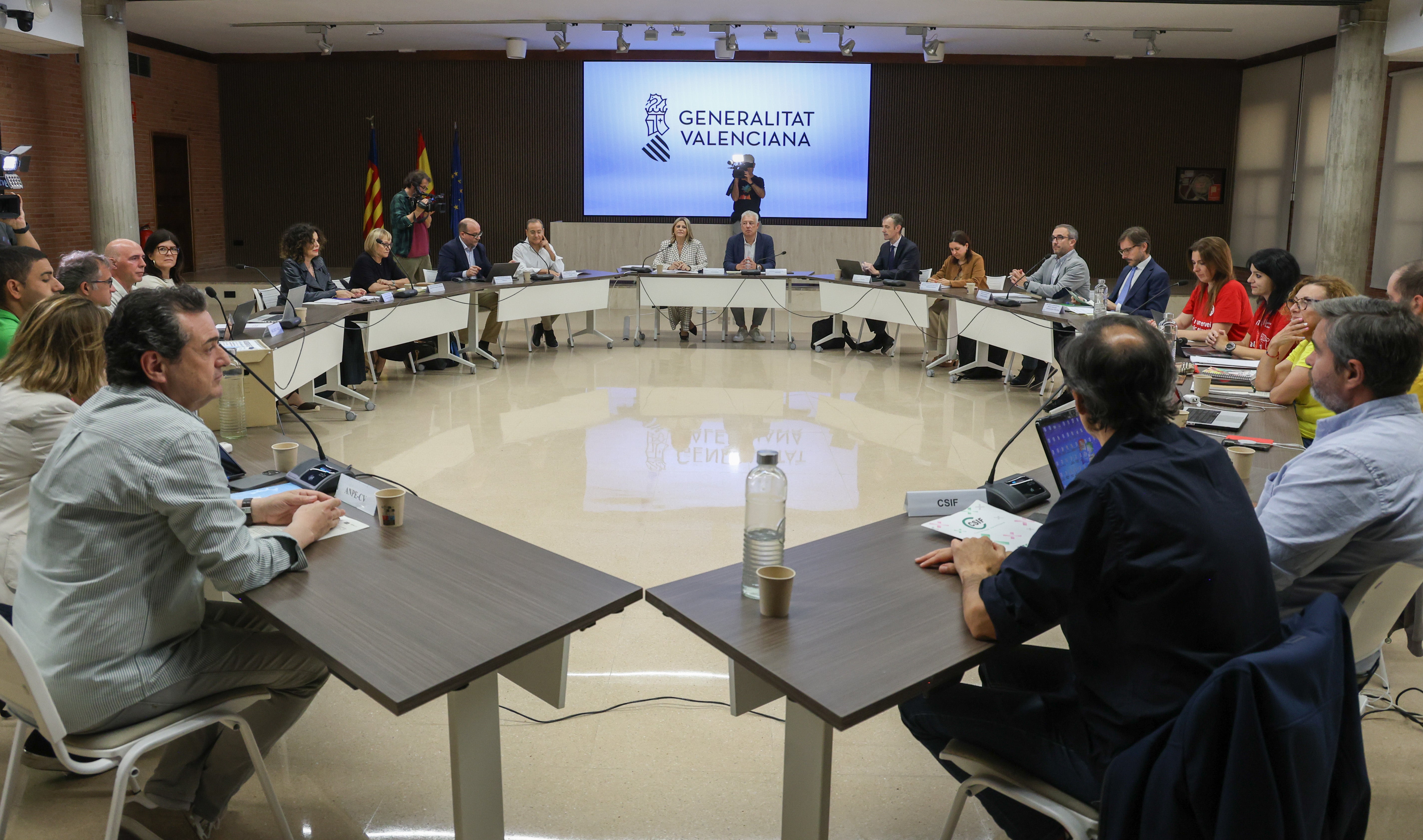 Los sindicatos educativos trasladarán el próximo lunes a la Consellería de Educación una propuesta más detallada Los sindicatos educativos trasladarán el próximo lunes a la Consellería de Educación una propuesta más detallada