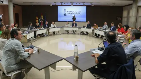 Los sindicatos educativos y la consellería de educación durante una de las reuniones mantenidas esta semana. Los sindicatos educativos y la consellería de educación durante una de las reuniones mantenidas esta semana.