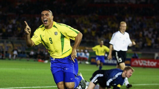 Ronaldo celebra uno de sus goles en la final del Mundial 2002