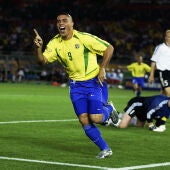 Ronaldo celebra uno de sus goles en la final del Mundial 2002
