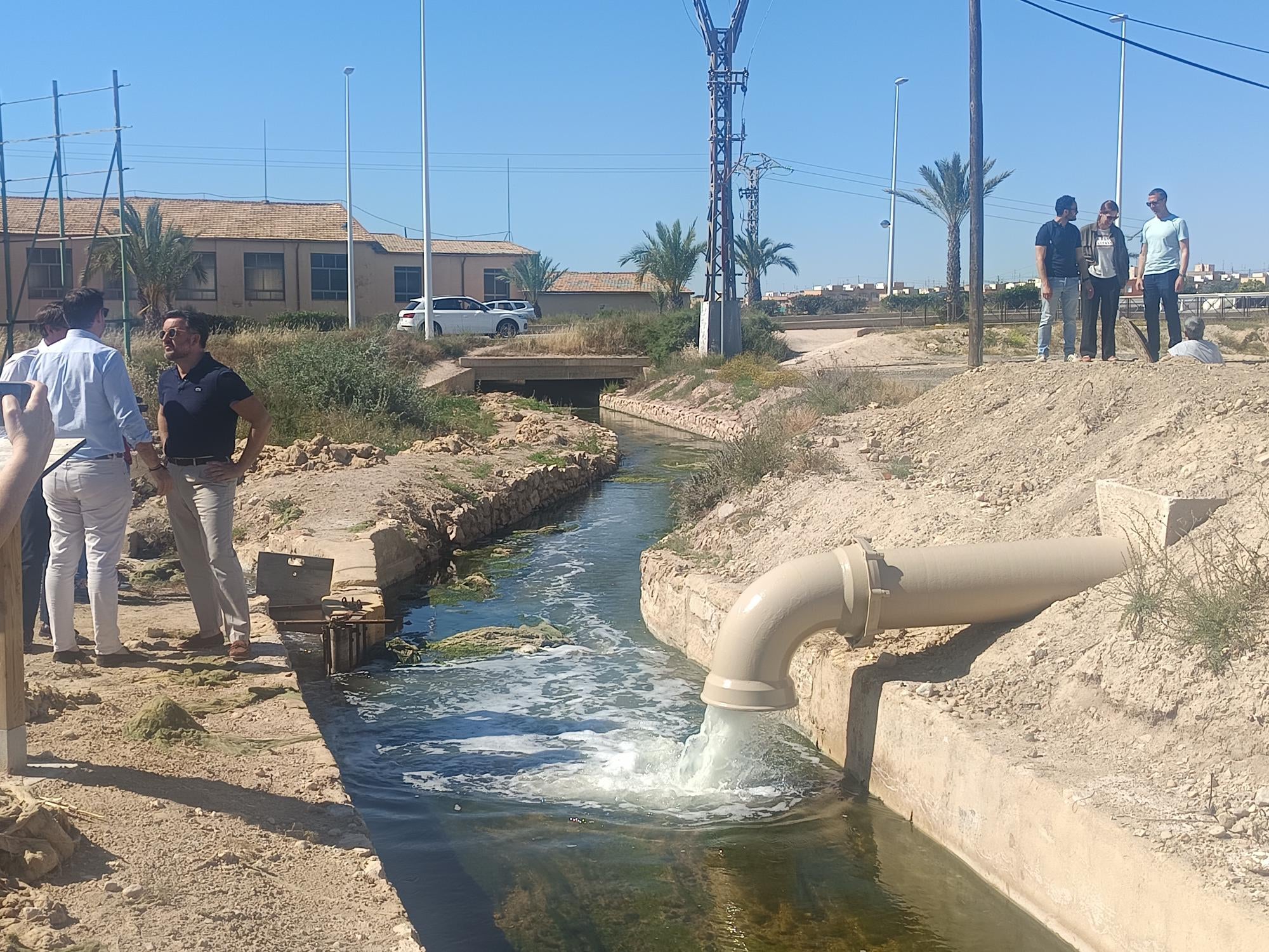 El riego del Palmeral de Elche con agua regenerada a través de la Acequia Mayor ya es una realidad El riego del Palmeral de Elche con agua regenerada a través de la Acequia Mayor ya es una realidad