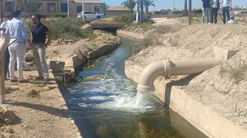 Conducción desde la que se vierte agua regenerada a la Acequia Mayor del pantano de Elche. Conducción desde la que se vierte agua regenerada a la Acequia Mayor del pantano de Elche.