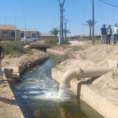 Conducción desde la que se vierte agua regenerada a la Acequia Mayor del pantano de Elche.