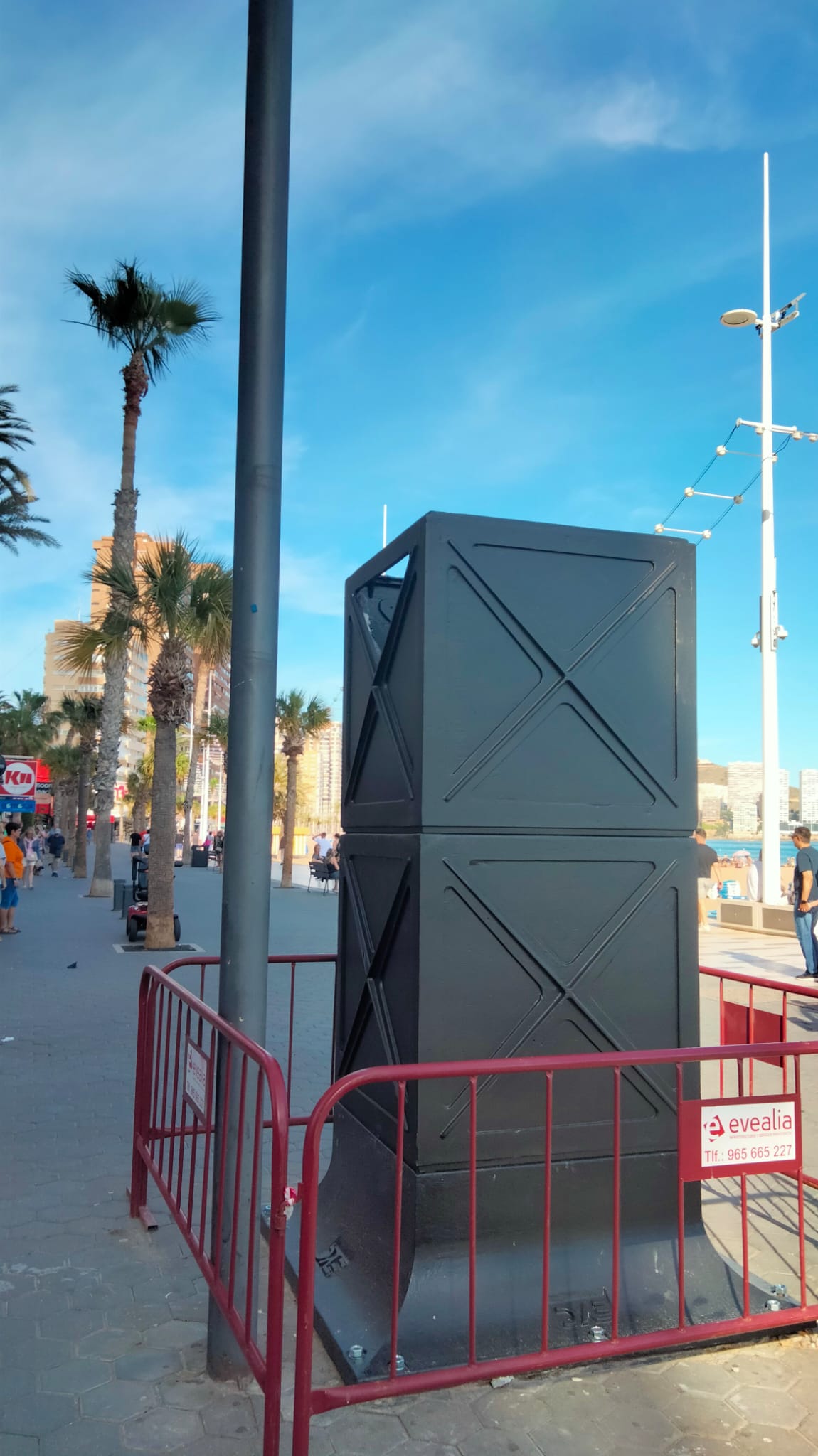 Las columnas Andrea del Paseo de Levante de Benidorm comienzan a instalarse Las columnas Andrea del Paseo de Levante de Benidorm comienzan a instalarse
