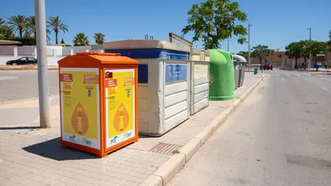 L’Alfàs del Pi refuerza el reciclaje con 24 nuevos contenedores para aceite y ropa usada L’Alfàs del Pi refuerza el reciclaje con 24 nuevos contenedores para aceite y ropa usada