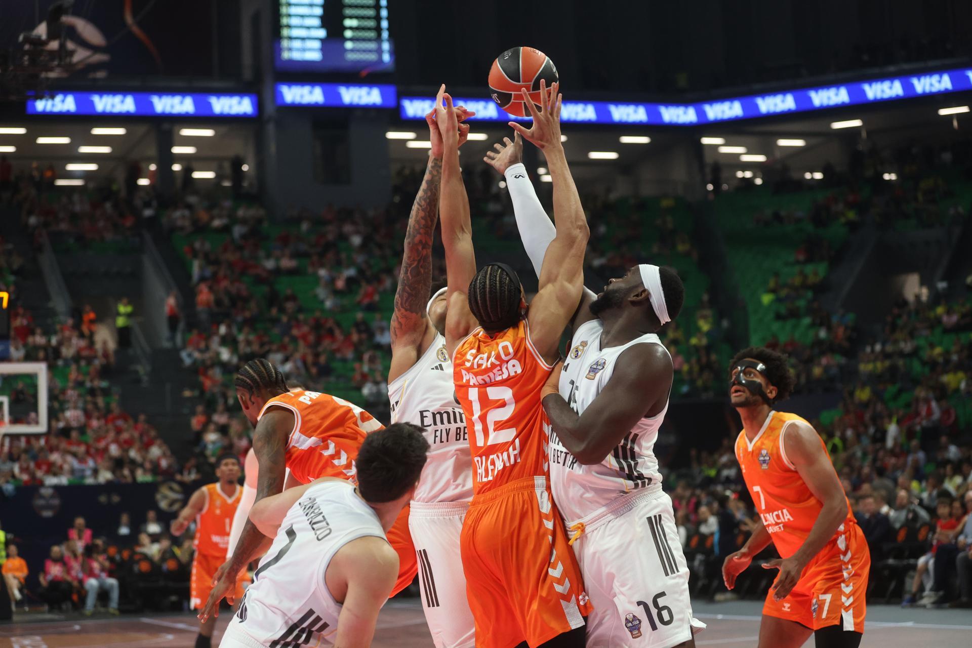 El Real Madrid vence al Valencia Basket y se medirá al Olympiacos en la final de la Euroliga El Real Madrid vence al Valencia Basket y se medirá al Olympiacos en la final de la Euroliga