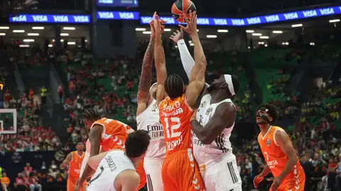Neal Sako y Usman Garuba pugnan por un balón Neal Sako y Usman Garuba pugnan por un balón