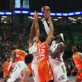 Neal Sako y Usman Garuba pugnan por un balón Neal Sako y Usman Garuba pugnan por un balón