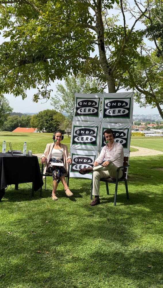 Lara Vivero con Óscar Coira, de VIPKEL, en Golf Xaz de Oleiros