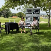 Lara Vivero con Óscar Coira, de VIPKEL, en Golf Xaz de Oleiros Lara Vivero con Óscar Coira, de VIPKEL, en Golf Xaz de Oleiros