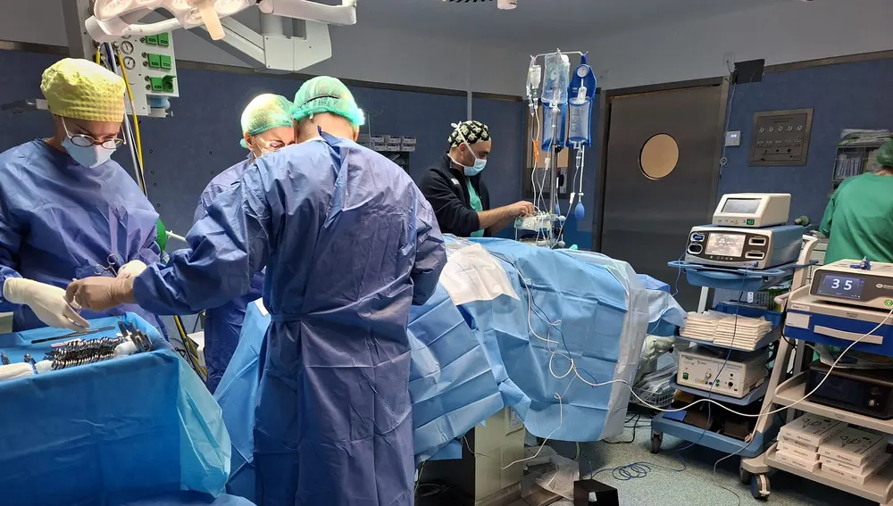 El abordaje integra bisturí ultrasónico, monitorización nerviosa continua e identificación intraoperatoria de glándulas paratiroides El abordaje integra bisturí ultrasónico, monitorización nerviosa continua e identificación intraoperatoria de glándulas paratiroides
