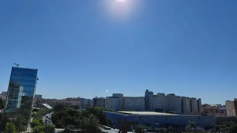 El cielo de alicante totalmente despejado El cielo de alicante totalmente despejado