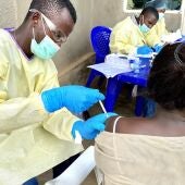 profesional sanitario vacunando a un residente local contra el virus del Ébola en la provincia de Kivu del Norte, al noreste de la República Democrática del Congo (RDC)