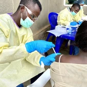 profesional sanitario vacunando a un residente local contra el virus del Ébola en la provincia de Kivu del Norte, al noreste de la República Democrática del Congo (RDC) profesional sanitario vacunando a un residente local contra el virus del Ébola en la provincia de Kivu del Norte, al noreste de la República Democrática del Congo (RDC)