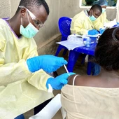 profesional sanitario vacunando a un residente local contra el virus del Ébola en la provincia de Kivu del Norte, al noreste de la República Democrática del Congo (RDC) profesional sanitario vacunando a un residente local contra el virus del Ébola en la provincia de Kivu del Norte, al noreste de la República Democrática del Congo (RDC)