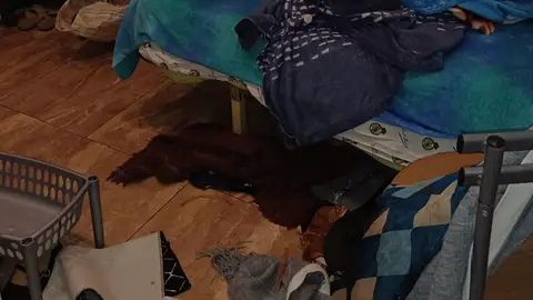 Interior de la vivienda en la que se encontraba la anciana asistida por la Policía Local de Elche. Interior de la vivienda en la que se encontraba la anciana asistida por la Policía Local de Elche.