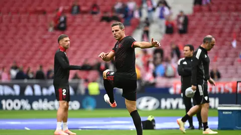 César Azpilicueta, durante un calentamiento con el Sevilla. César Azpilicueta, durante un calentamiento con el Sevilla.