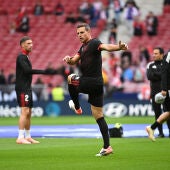 César Azpilicueta, durante un calentamiento con el Sevilla.