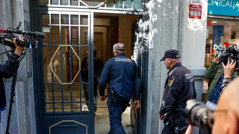 Agentes de la Policía Nacional acceden al edificio donde se encuentra la oficina del expresidente Zapatero durante un registro. Agentes de la Policía Nacional acceden al edificio donde se encuentra la oficina del expresidente Zapatero durante un registro. EFE/ Rodrigo Jiménez