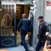 Agentes de la Policía Nacional acceden al edificio donde se encuentra la oficina del expresidente Zapatero durante un registro. EFE/ Rodrigo Jiménez