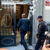Agentes de la Policía Nacional acceden al edificio donde se encuentra la oficina del expresidente Zapatero durante un registro. EFE/ Rodrigo Jiménez Agentes de la Policía Nacional acceden al edificio donde se encuentra la oficina del expresidente Zapatero durante un registro. EFE/ Rodrigo Jiménez