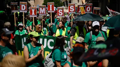 El profesorado de la enseñanza pública no universitaria durante la manifestación convocada en València. El profesorado de la enseñanza pública no universitaria durante la manifestación convocada en València.
