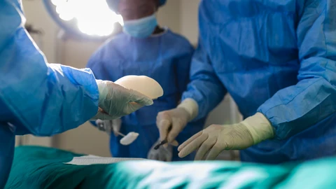 Unos médicos realizando una operación