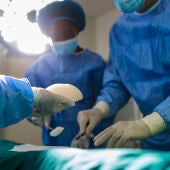 Unos médicos realizando una operación
