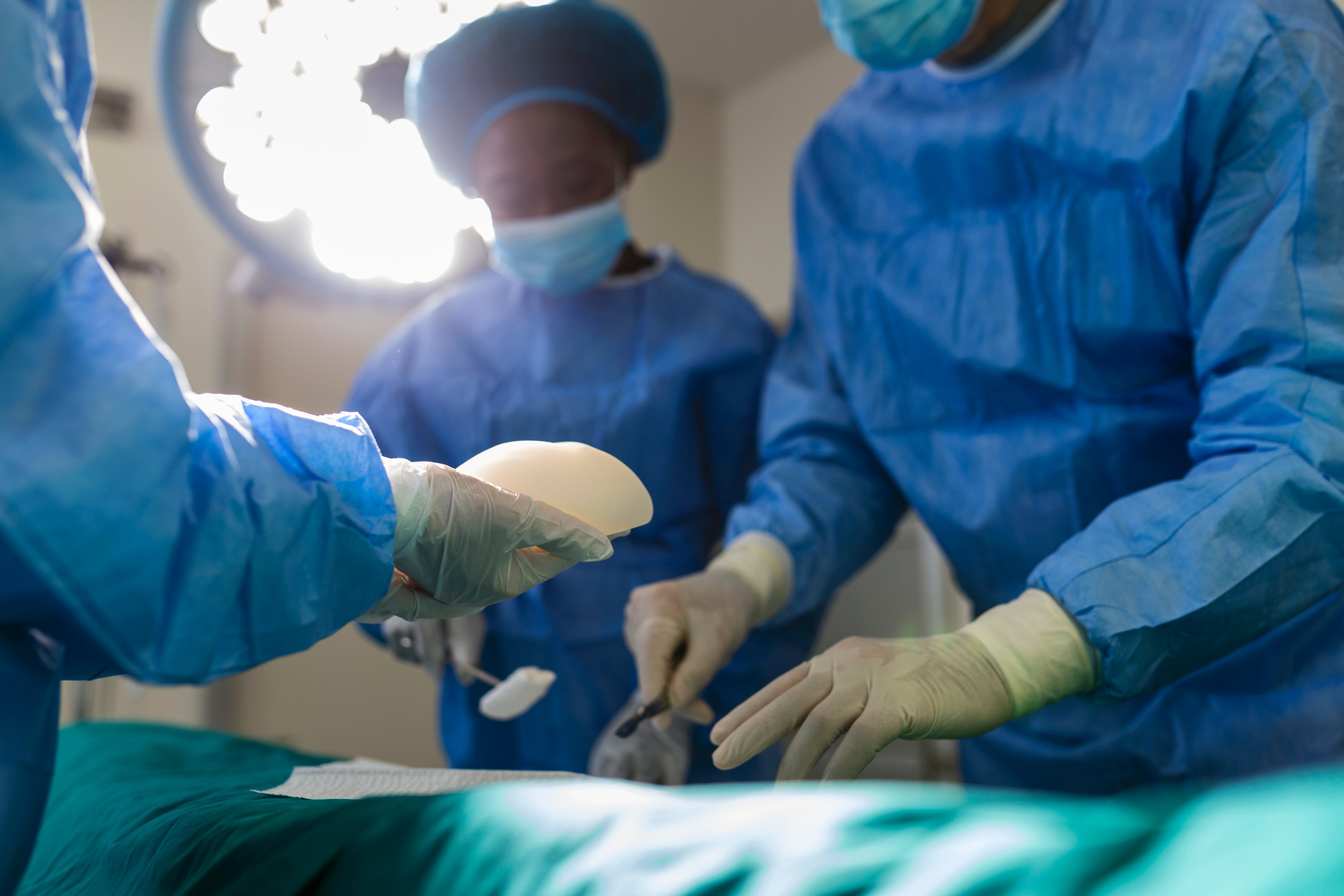 Unos médicos realizando una operación Unos médicos realizando una operación
