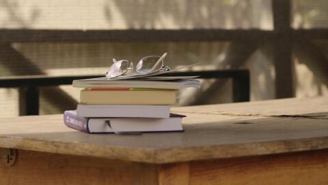 Imagen de archivo de una mesa con libros