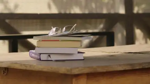 Imagen de archivo de una mesa con libros Imagen de archivo de una mesa con libros