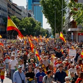 Vista general de la "marcha por la dignidad" para pedir la dimisión del presidente del Gobierno, Pedro Sánchez convocada por la plataforma Sociedad Civil Española. Vista general de la "marcha por la dignidad" para pedir la dimisión del presidente del Gobierno, Pedro Sánchez convocada por la plataforma Sociedad Civil Española.