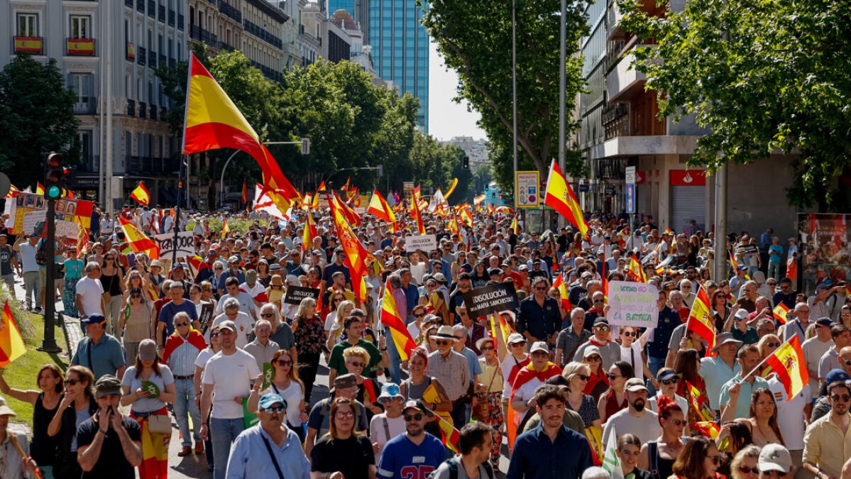 Miles de personas se manifiestan en Madrid contra el Gobierno y piden la dimisión de Pedro Sánchez