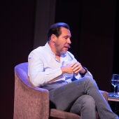 Óscar Puente y Pablo Iglesias debaten en Madrid sobre estrategias para frenar a la extrema derecha