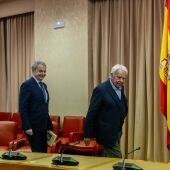 Imagen de archivo de los expresidentes del Gobierno, Felipe González y José Luis Rodríguez Zapatero