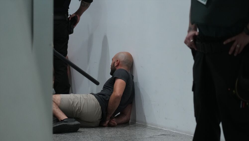 Una persona contra la pared mientras la Ertzaintza carga contra ella