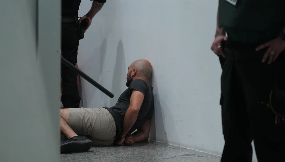 Una persona contra la pared mientras la Ertzaintza carga contra ella Una persona contra la pared mientras la Ertzaintza carga contra ella