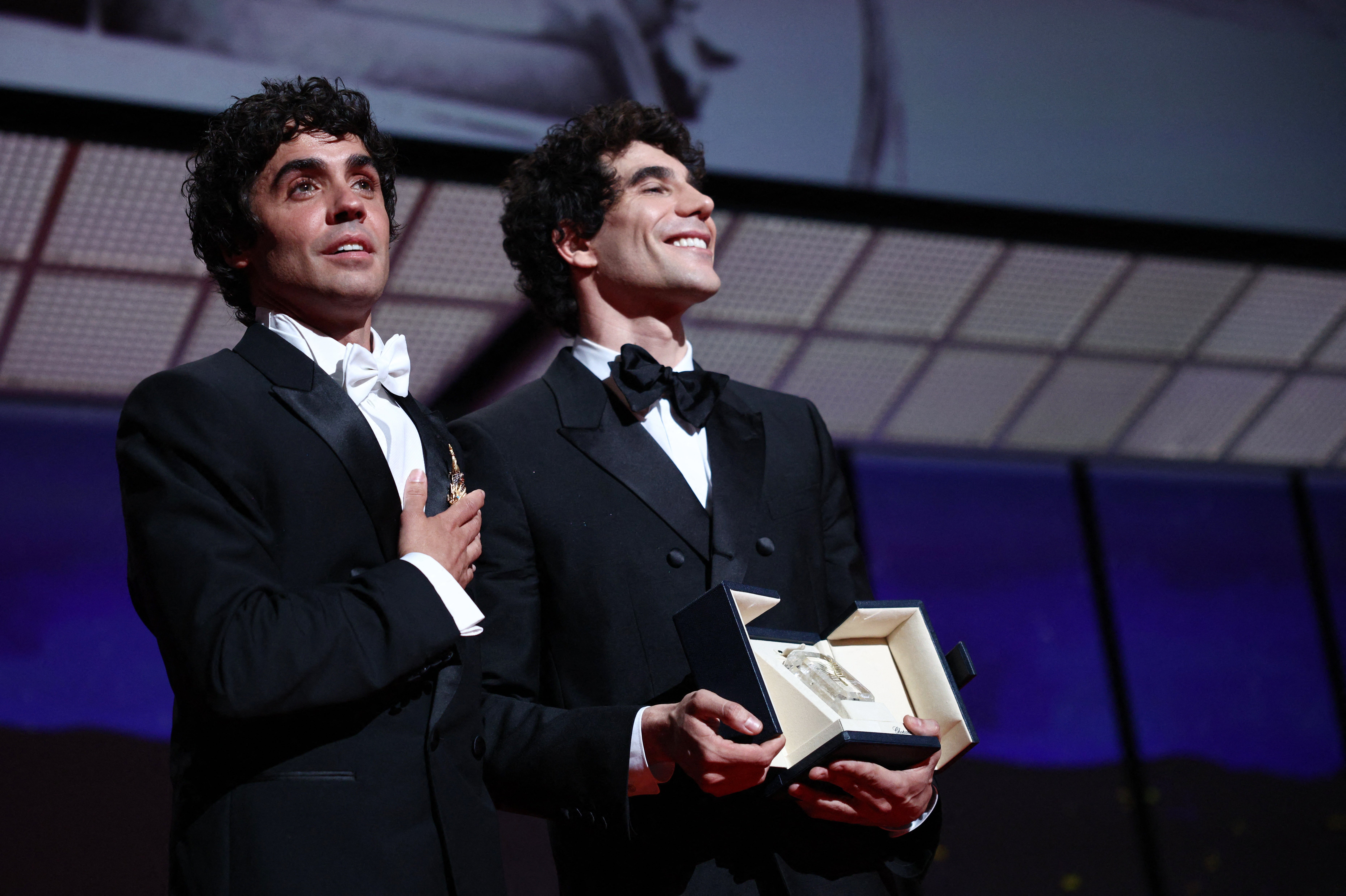 Javier Calvo y Javier Ambrossi ganan el premio a Mejor Dirección en Cannes por 'La bola negra' Javier Calvo y Javier Ambrossi ganan el premio a Mejor Dirección en Cannes por 'La bola negra'