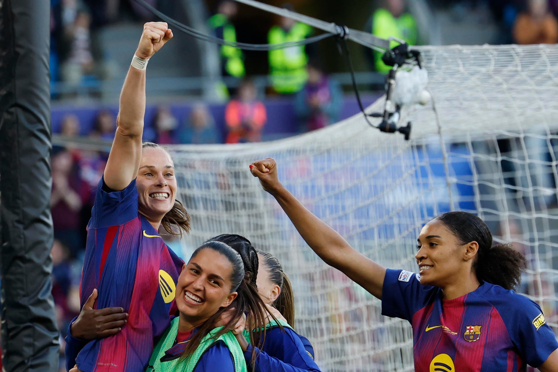 La delantera del Barcelona Ewa Pajor (i) celebra con sus compañeras tras marcar el 2-0 La delantera del Barcelona Ewa Pajor (i) celebra con sus compañeras tras marcar el 2-0