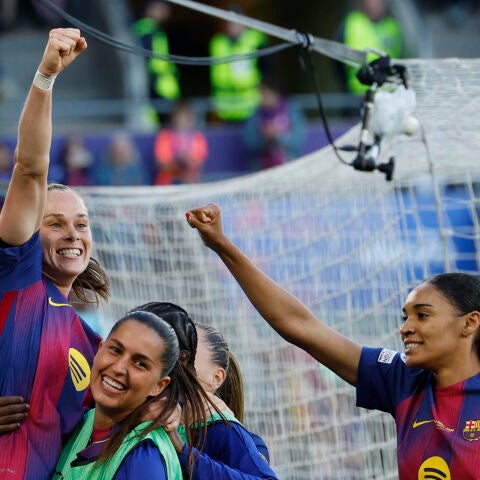 La delantera del Barcelona Ewa Pajor (i) celebra con sus compañeras tras marcar el 2-0