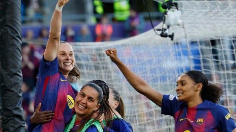 La delantera del Barcelona Ewa Pajor (i) celebra con sus compa&ntilde;eras tras marcar el 2-0