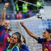 La delantera del Barcelona Ewa Pajor (i) celebra con sus compañeras tras marcar el 2-0