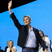 El líder del PP, Alberto Núñez Feijóo (i) y la presidenta del Gobierno balear, Marga Prohens (d) durante la celebración este sábado del XVII Congreso autonómico del PP de Baleares en Palma de Mallorca. 