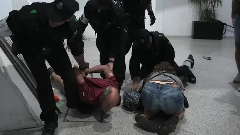La Ertzaintza carga contra varias personas que esperaban a los activistas de la Flotilla La Ertzaintza carga contra varias personas que esperaban a los activistas de la Flotilla