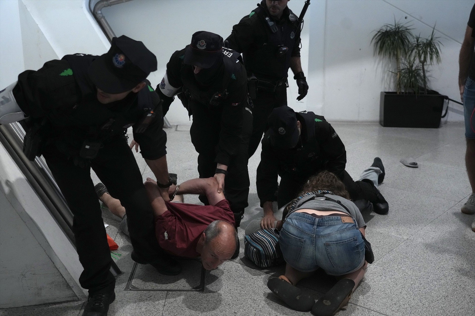 La Ertzaintza carga contra varias personas que esperaban a los activistas de la Flotilla La Ertzaintza carga contra varias personas que esperaban a los activistas de la Flotilla
