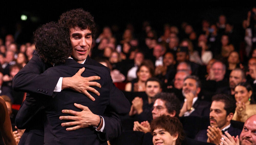 Los Javis celebran el galardón obtenido con 'La bola negra' en Cannes. 