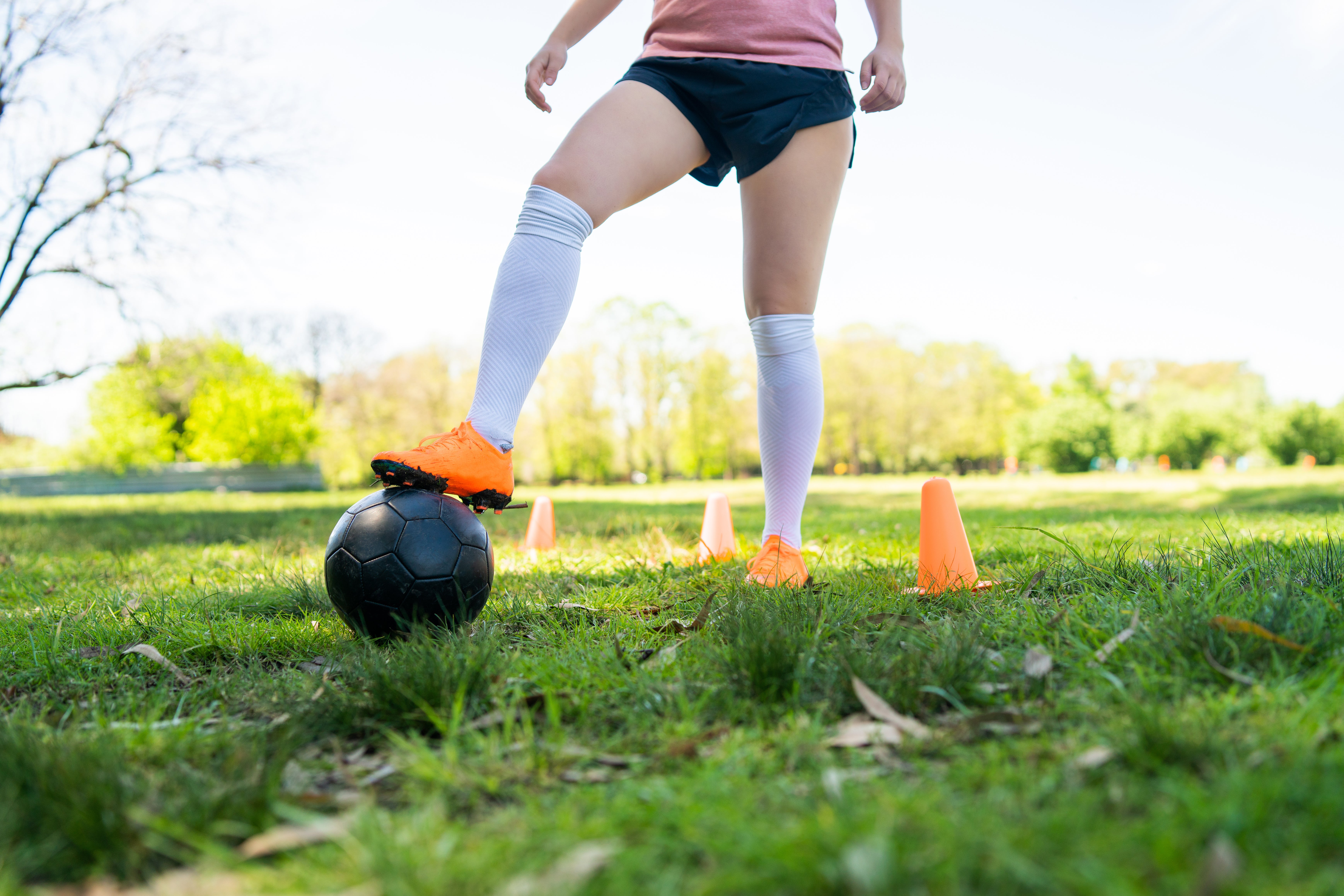 Futbolista entrenando. Imagen de archivo. Futbolista entrenando. Imagen de archivo.
