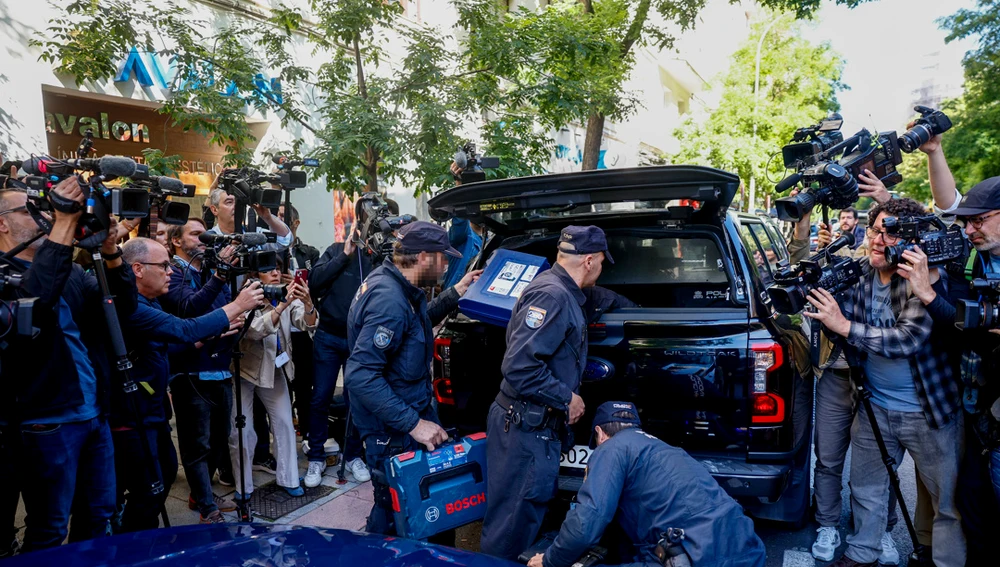 Agentes de la Policía Nacional guardan material incautado en un vehículo de la UCO durante el registro a la oficina del expresidente del Gobierno, José Luis Rodríguez Zapatero Agentes de la Policía Nacional guardan material incautado en un vehículo de la UCO durante el registro a la oficina del expresidente del Gobierno, José Luis Rodríguez Zapatero