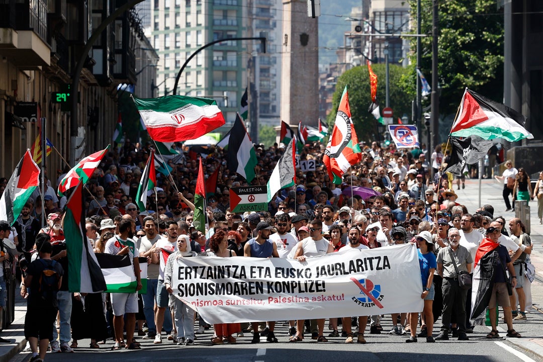 Manifestación convocada por la delegación vasca de la Global Sumud Flotilla este domingo tras los incidentes registrados este sábado en el aeropuerto de Loiu a la llegada de sus compañeros. Manifestación convocada por la delegación vasca de la Global Sumud Flotilla este domingo tras los incidentes registrados este sábado en el aeropuerto de Loiu a la llegada de sus compañeros.